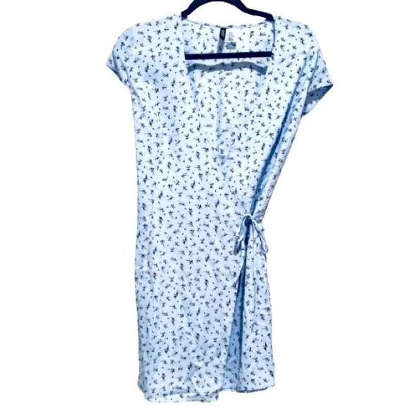NWOT- H&M Crêpe Wrap Light Blue
Floral Dress Small - Picture 6 of 11